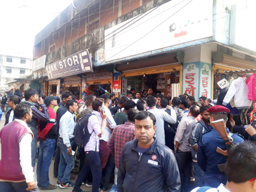 स्थानिय व्यापारीद्वारा बजार अनुगमन टोली बिरुद्ध प्रदर्शन 