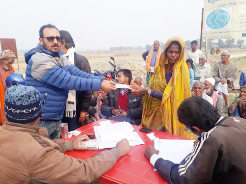 कोईलाडीमा घर घरमै पुगेर भत्ता बितरण 