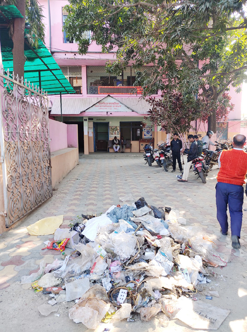 सफाई नभएको भन्दै नगरपालिकाको  मुल गेटमै फोहर थुपारिए