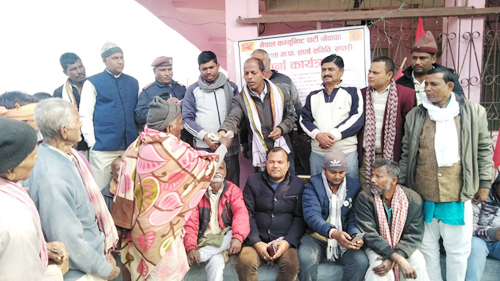 छिन्नमस्तामा धर्ना कै बीचमा सामाजिक सुरक्षा भत्ता बितरण