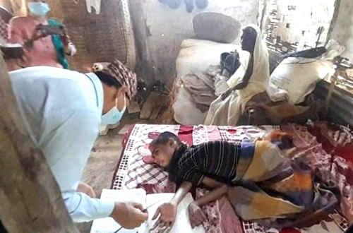 प्रजिअ आचार्यले शारीरिक रुपमा अशक्त भएका व्यक्तिलाई घरमै पुगेर दिए नागरिकता
