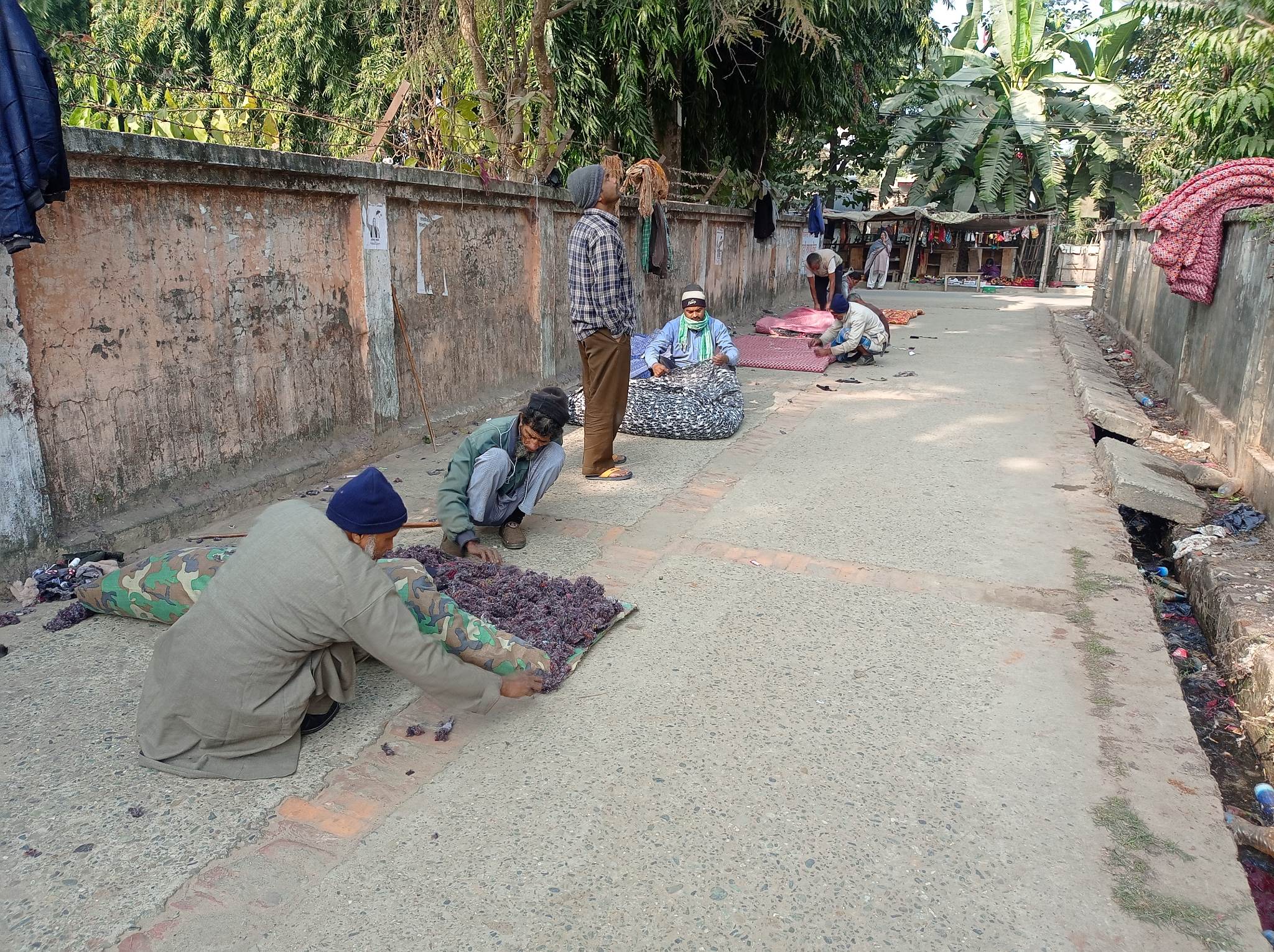 शितलहरको कहर जारी, सर्वसाधारण मारमा, सिरक डसना र न्यानो लुगाको कारोबार बढ्यो