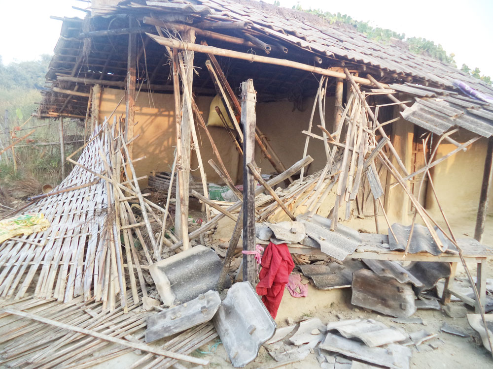 हात्तिले घर भत्काउँदा तामाङ परिवार विचल्लीमा