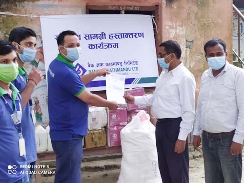 बैंक अफ काठमाण्डूद्वारा स्वास्थ्य चौकी सखडालाई स्वास्थ्य सामग्री हस्तान्तरण