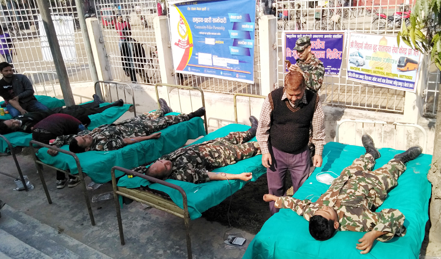 स्वास्थ्य शिविरलाई मध्यनजर गर्दै रक्तदान