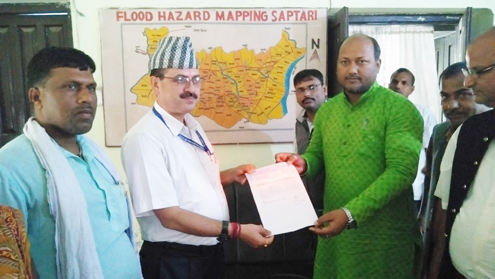 हावाहुरी पीडितलाई तिलाठी कोइलाडी  गाउँपालिकाद्वारा एक लाख सहयोग