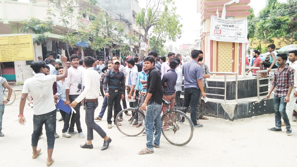 प्रजिअले परिक्षामा दुव्र्यवहार गरेको भन्दै बिद्यार्थीद्वारा प्रदर्शन