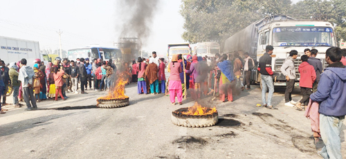हत्यामा संलग्न अपराधीलाई पक्राउ गर्न नसकेको भन्दै पुनः राजमार्ग अवरुद्ध
