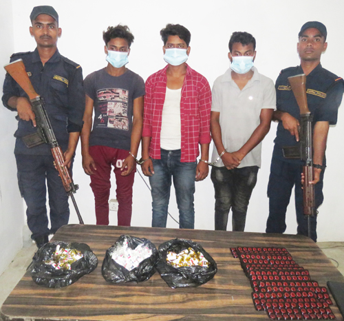 दुई भारतीय युवकसहित तीन जना लागु औषधसहित पक्राउ 