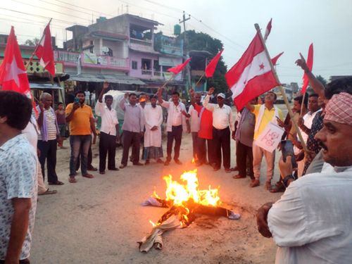 आन्दोलनरत चार दलले जलाए नगरप्रमुखको पुतला 