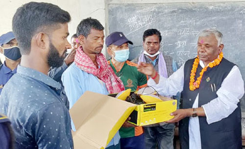 गोबरगाढाका ५८ परिवारलाई सौर्य बत्ती प्रदान