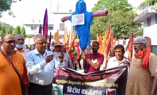 हिन्दुमाथी भएको हिंसाको बिरोधमा बंगलादेशी महिला नेतृ जियाको पुतला दहन
