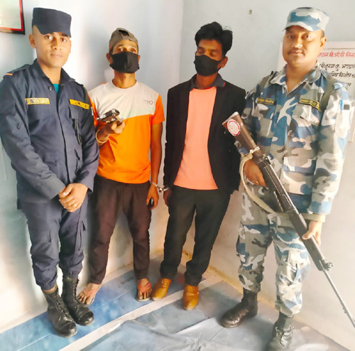 पेस्तोलसहित दुई पक्राउ