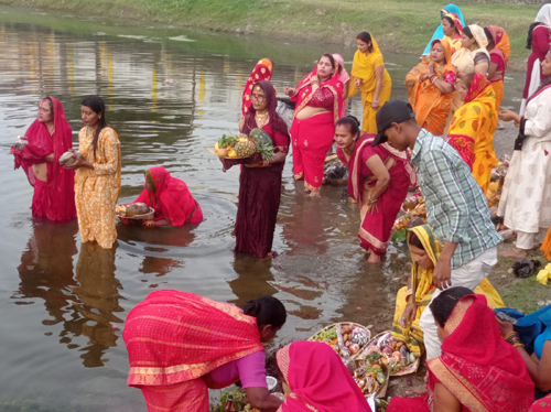 छठ पर्व अन्तरगत अस्ताउँदो सूर्यलाई अर्घ दिइयो  