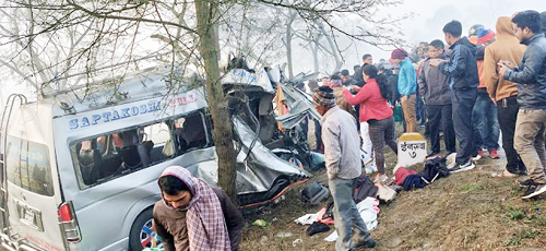 सवारी दुर्घटना पाँच यात्रुको मृत्यु, १४ घाईते