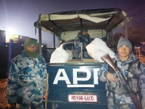 पाँच लाख भन्दा बढीको अवैध रेडिमेड कपडा बरामद