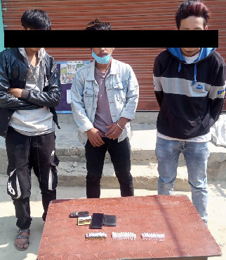 सशस्त्र प्रहरीद्वारा लागुऔषधसहित तीन पक्राउ