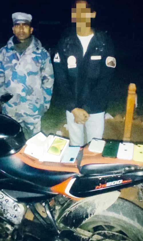 आइफोन र मोबाइलसहित युवक पक्राउ  