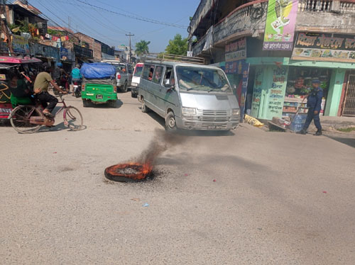 बजार बन्द गराउँदै सप्तरीका उधोगी व्यवसायी सडकमा