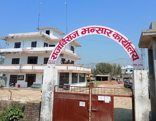भन्सारका कर्मचारीले भारतीय नम्बरका सवारीसाधनलाई  पाँच सयको रसिद दिएर ६ सय असुली गर्दै