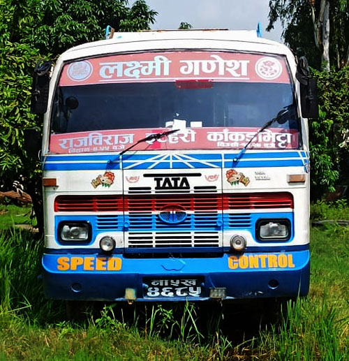 घर अगाडी पार्किङ गरि राखिएको बस चोरी