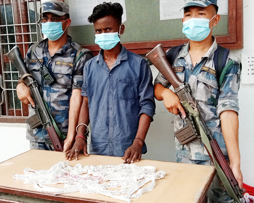 भारतीय नागरिक चार किलो चाँदीका गरगहनासहित पक्राउ