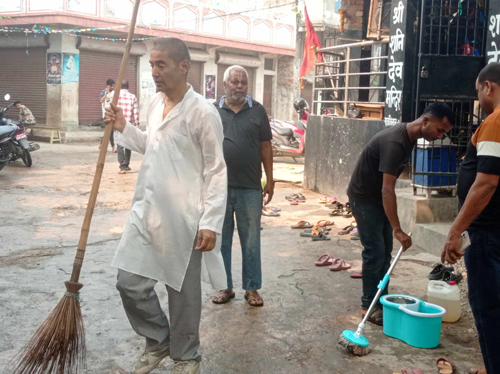 अधिकृत गुरुङ नयाँ वर्षमा कुचो बोकेर मन्दिर–मन्दिर