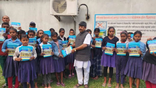 विद्यालयसम्म ल्याउनका लागि गरिब विपन्न विद्यार्थीलाई कपी डटपेन सहयोग