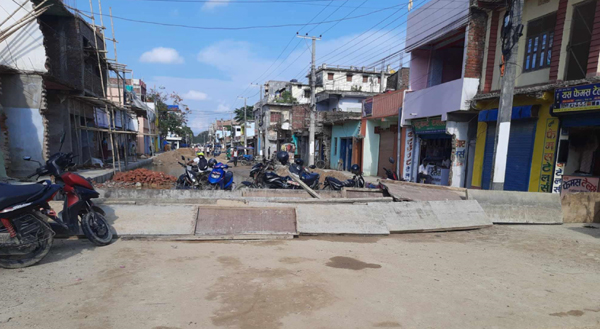 काठले घेरेर स्थानीयले सडक अवरुद्ध पारे