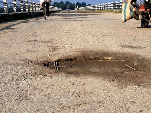 खाडो पुलको ढलाई उपकिएपछि रड समेत देखिन थाल्यो