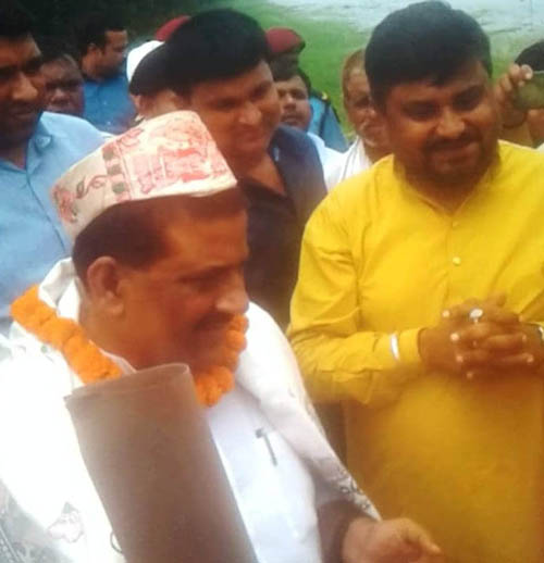 भारतको बिहार राज्यका जलसंशाधन  मन्त्रीलाई कोशी पीडितले बुझाए ज्ञापन