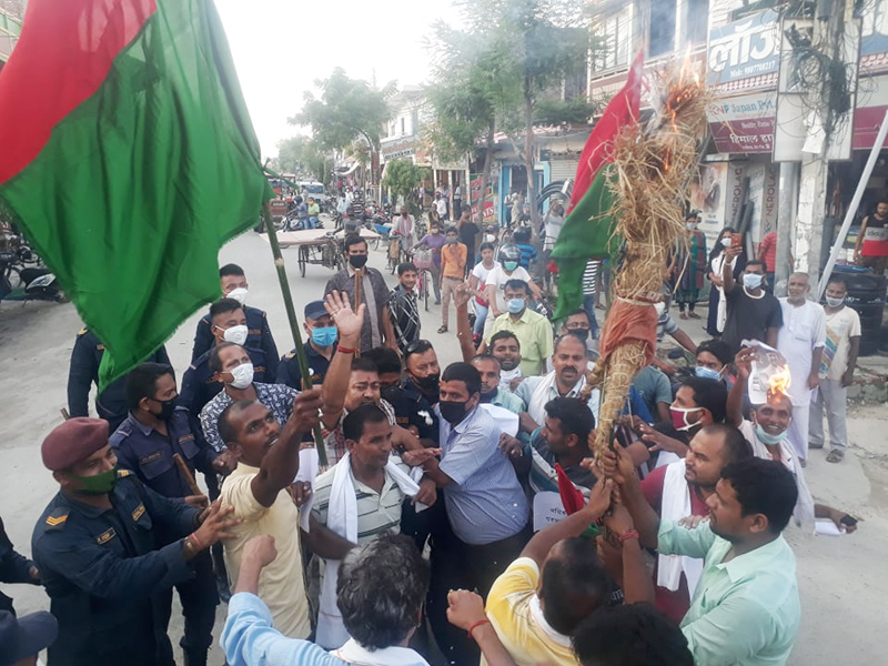 नागरिकता ऐन संशोधन प्रस्तावको बिरोधमा प्रधानमन्त्रीको पुतला दहन