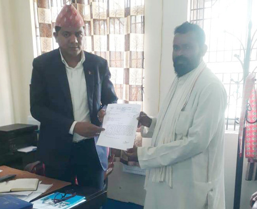 मदरसामा कार्यरत शिक्षकहरुलाई  मनपरी ढंगले सरुवा गरेको भन्दै ज्ञापन