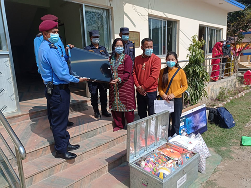 महिला, बालबालिका तथा जेष्ठ नागरिक सेवा केन्द्रलाई विभिन्न  सामाग्रि प्रदान