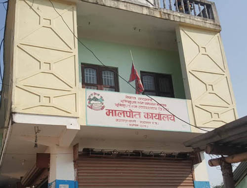 मालपोतका निमित्त प्रमुख र लेखापढी व्यवसायी घुस रकमसहित पक्राउ 
