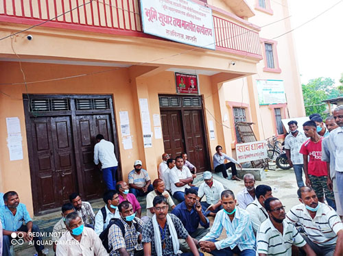 बन्दको सूचना टाँसेर काम गरेको भन्दै मालपोतमा धर्ना
