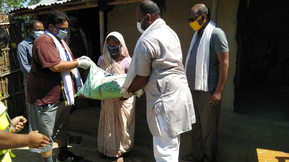 व्यक्तिगत रुपमै नेता मण्डलले गरिब, विपन्न तथा सहिद परिवारलाई राहत बितरण गर्दै 