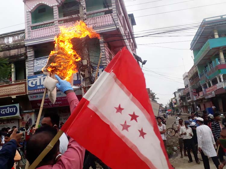 नेवि संघले जलाए प्रधानमन्त्रीको पुतला