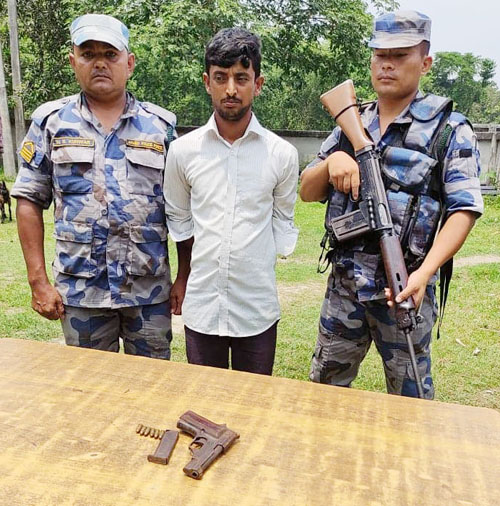 पेस्तोलसहित एक पक्राउ