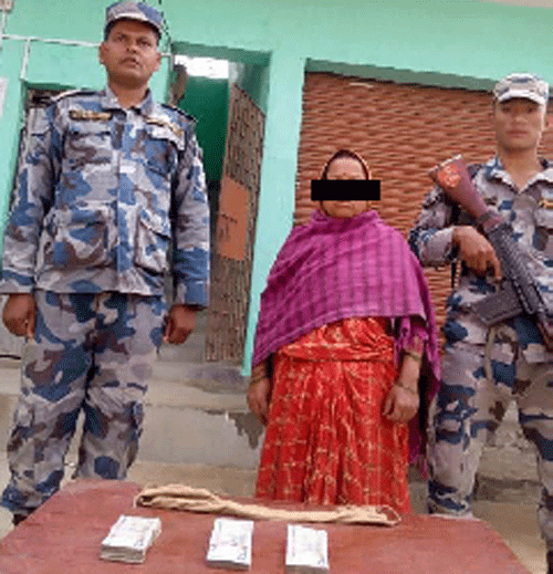 श्रोत नखुलेको तीन लाख शरीरमा लुकाएको अवस्थामा महिला पक्राउ