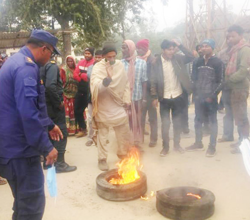 दुई सय ५० लिटर डिजलसहित तीन पक्राउ, स्थानियद्वारा बिरोध प्रदर्शन