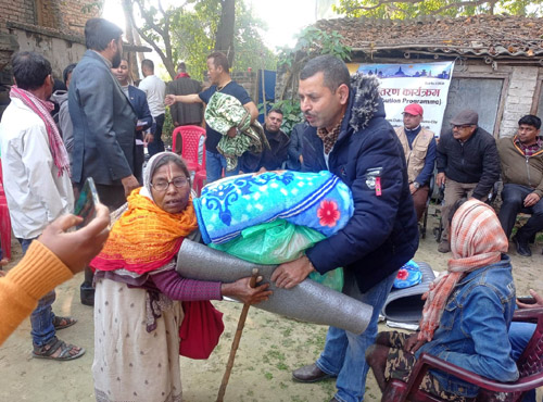 असक्त र विपन्न समुदायका बालबालिकालाई न्यानो कपडासँगै शैक्षिक सामाग्रि