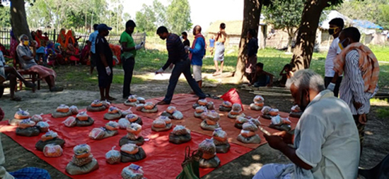 नेता मण्डलको आर्थिक सहयोगमा गरिब, विपन्नलाई राहत बितरण गरिदै