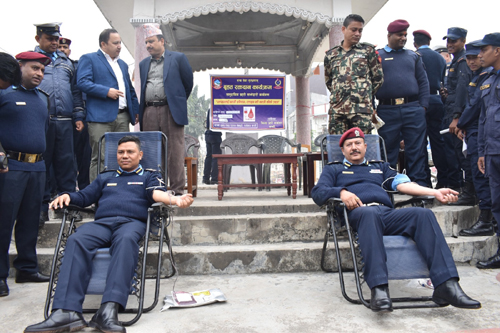 रगतको अभाव हुन नदिन प्रहरीद्वारा रक्तदान