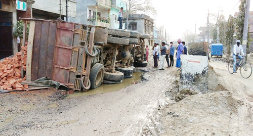 सडक निर्माण कार्यले गति लिन नसक्दा दुर्घटना निम्त्याउँदै 