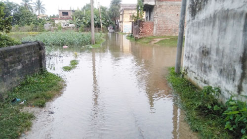 करोडौं रकम खर्च गरिएको सडकमा वर्षाको पानी जम्दा पोखरीमा परिणत