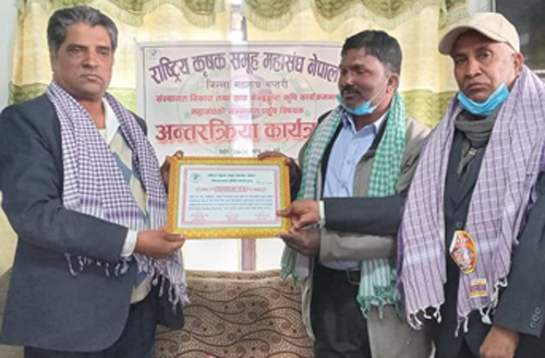 कृषि क्षेत्रमा योगदान पु¥याएवापत कृषि ज्ञान केन्द्रका प्रमुख सम्मानित