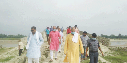 सांसद सिंहसहितको टोलीले बाढी प्रभावित क्षेत्रको स्थलगत निरिक्षण गर्दै 
