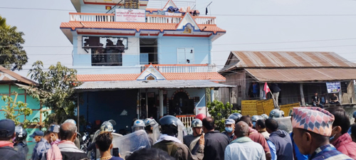 ताला खोल्ने विषयमा सप्तकोशी नगरपालिकामा तोडफोड, एक वडा अध्यक्षसहित दुई घाइते