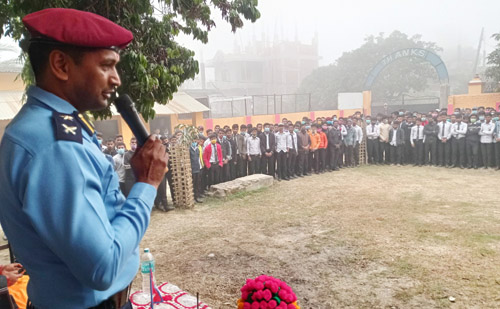 विद्यालय र क्याम्पसमा लागुऔषध र  साइबर अपराध बारे प्रशिक्षण दिँदै प्रहरी 